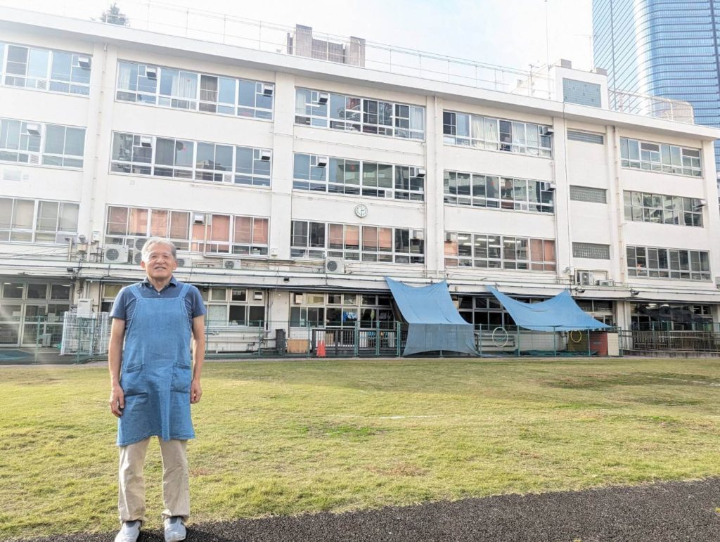 港区立東麻布保育園の入舩益夫園長と、園舎外観